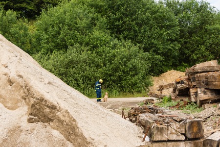Future rescue dogs at the Federal Agency for Technical Relief are checked in ruins and forests のeditorial素材