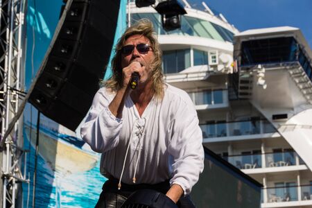 Kiel, Germany. 5th June, 2015. The Band "Boerney und die TriTops" is performing at the christening of the TUI Ship "Mein Schiff 4" and fans are dancingのeditorial素材