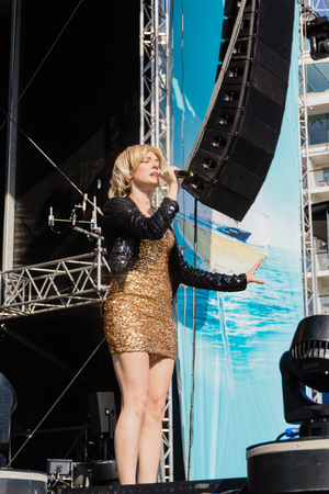 Kiel, Germany. 5th June, 2015. The Band "Boerney und die TriTops" is performing at the christening of the TUI Ship "Mein Schiff 4" and fans are dancingのeditorial素材
