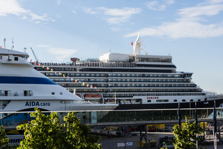 Kiel, Germany. 11th July, 2015. The cruise ships AIDAcara and Queen Elisabeth are visiting Kielのeditorial素材
