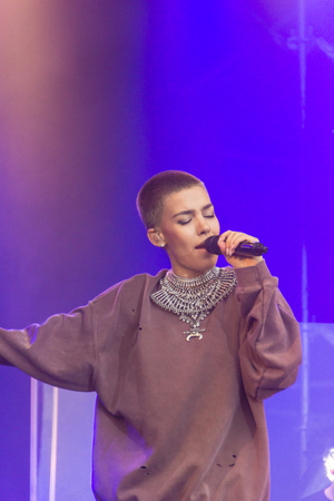 Kiel, Germany - June 24th 2016: The Band Frida Gold plays during the Kieler Week 2016のeditorial素材