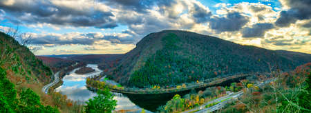 A Panoramic Shot of the View From Mount Tammany at the Delaware Water Gap During Autumnの写真素材