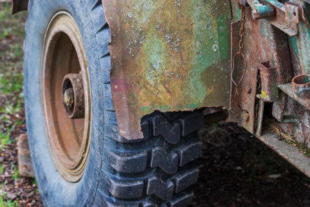 The wheel of an old tin rusty cart.の写真素材