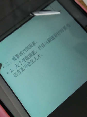 A closeup shot of a note pad with a pen on itの写真素材