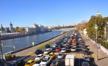 Traffic jam on Moskvoretskaya embankment near the Kremlin. MOSCOW, RUSSIAのeditorial素材