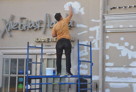MOSCOW, RUSSIA - OCTOBER 17, 2018: Worker putty facade of the houseのeditorial素材