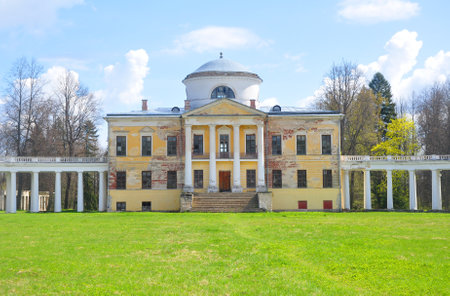 ZNAMENSKOYE-RAEK, RUSSIA - APRIL 15, 2022: The main house of the Znamenskoye-Raek estateのeditorial素材