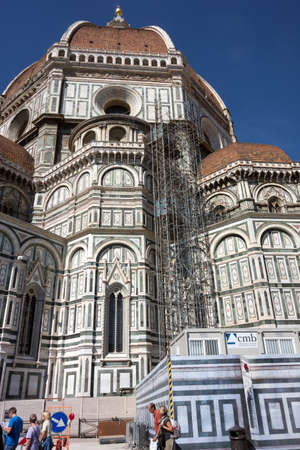 FLORENCE, ITALY - SEP 23: Piazza del Duomo in Florence filled with tourists during the day, September 23, 2014 in Florence, Italy.のeditorial素材