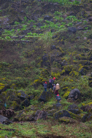 HA GIANG, VIETNAM - February 4, 2022: Hmong children in the mountains of Dong Van, Ha Giang province, Vietnamのeditorial素材