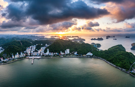 Lan Ha bay is a beautiful natural wonder in northern Vietnamの写真素材