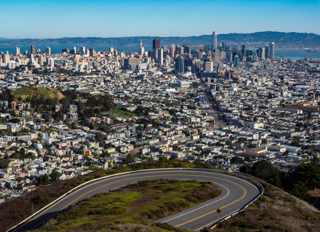 San Francisco Skyline, Vista Over City, Curving Road, Cityscape, Highway, Metropolisのeditorial素材