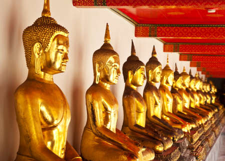 A row of golden buddha statues in Wat Pho, Thailandの写真素材