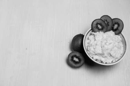 Porridge with kiwi on breakfastの写真素材