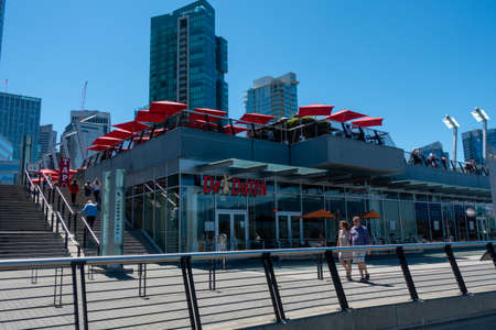People walk in front of the Toronto Aquarium.の写真素材