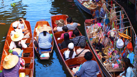 RATCHABURI,THAILAND-SEPTEMBER 30 : Unidentified People and Tourist on the boat tour Damneonsaduak Floating Market on September 30,2012 in Ratchaburi,Thailand.のeditorial素材