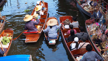 RATCHABURI,THAILAND-SEPTEMBER 30 : Unidentified People and Tourist on the boat tour Damneonsaduak Floating Market on September 30,2012 in Ratchaburi,Thailand.のeditorial素材
