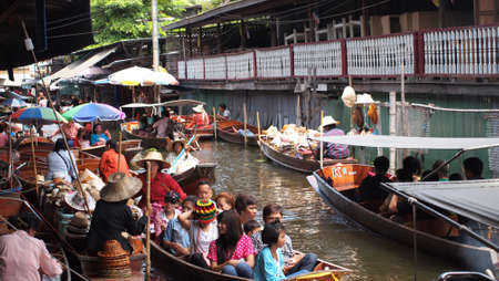 RATCHABURI,THAILAND-SEPTEMBER 30 : Unidentified People and Tourist on the boat tour Damneonsaduak Floating Market on September 30,2012 in Ratchaburi,Thailand.のeditorial素材