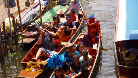 RATCHABURI,THAILAND-SEPTEMBER 30 : Unidentified People and Tourist on the boat tour Damneonsaduak Floating Market on September 30,2012 in Ratchaburi,Thailand.のeditorial素材