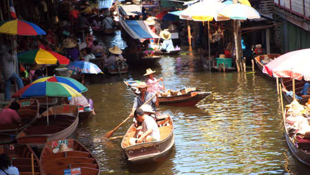 RATCHABURI,THAILAND-SEPTEMBER 30 : Unidentified People and Tourist on the boat tour Damneonsaduak Floating Market on September 30,2012 in Ratchaburi,Thailand.のeditorial素材