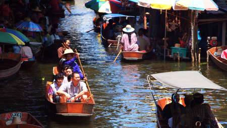 RATCHABURI,THAILAND-SEPTEMBER 30 : Unidentified People and Tourist on the boat tour Damneonsaduak Floating Market on September 30,2012 in Ratchaburi,Thailand.のeditorial素材