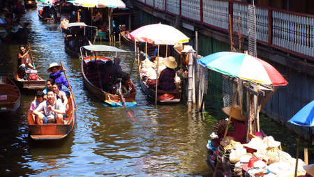 RATCHABURI,THAILAND-SEPTEMBER 30 : Unidentified People and Tourist on the boat tour Damneonsaduak Floating Market on September 30,2012 in Ratchaburi,Thailand.のeditorial素材