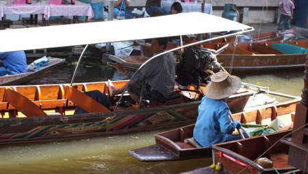 RATCHABURI,THAILAND-SEPTEMBER 30 : Unidentified People and Tourist on the boat tour Damneonsaduak Floating Market on September 30,2012 in Ratchaburi,Thailand.のeditorial素材