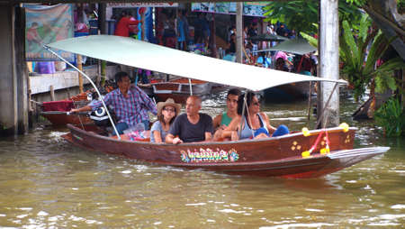 RATCHABURI,THAILAND-SEPTEMBER 5 : Unidentified People and Tourist on the boat tour Damneonsaduak Floating Market on September 5,2012 in Ratchaburi,Thailand.のeditorial素材