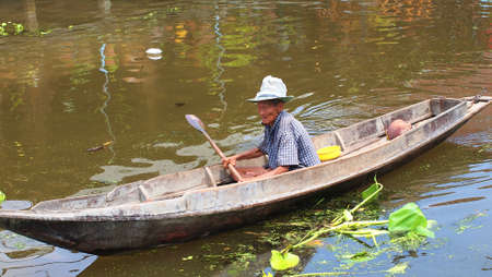RATCHABURI,THAILAND-SEPTEMBER 1 : Unidentified People and Tourist on the boat tour Damneonsaduak Floating Market on September 1,2012 in Ratchaburi,Thailand.のeditorial素材