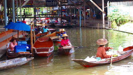 RATCHABURI,THAILAND-SEPTEMBER 4 : Unidentified People and Tourist on the boat tour Damneonsaduak Floating Market on September 4,2012 in Ratchaburi,Thailand.のeditorial素材