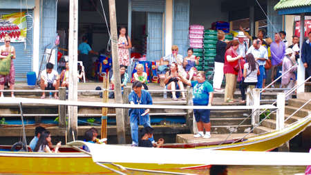 RATCHABURI,THAILAND-SEPTEMBER 12 : Unidentified People and Tourist on the boat tour Damneonsaduak Floating Market on September 12,2012 in Ratchaburi,Thailand.のeditorial素材