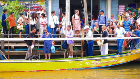 RATCHABURI,THAILAND-SEPTEMBER 13 : Unidentified People and Tourist on the boat tour Damneonsaduak Floating Market on September 13,2012 in Ratchaburi,Thailand.のeditorial素材