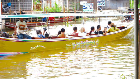 RATCHABURI,THAILAND-SEPTEMBER 16 : Unidentified People and Tourist on the boat tour Damneonsaduak Floating Market on September 16,2012 in Ratchaburi,Thailand.のeditorial素材