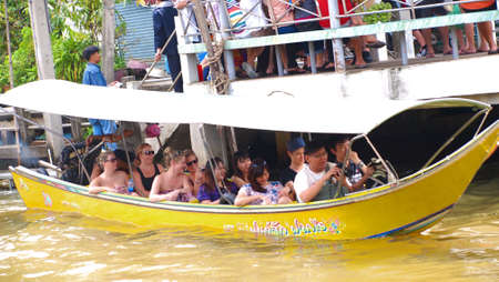 RATCHABURI,THAILAND-SEPTEMBER 19 : Unidentified People and Tourist on the boat tour Damneonsaduak Floating Market on September 19,2012 in Ratchaburi,Thailand.のeditorial素材