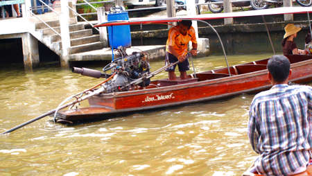 RATCHABURI,THAILAND-SEPTEMBER 21 : Unidentified People and Tourist on the boat tour Damneonsaduak Floating Market on September 21,2012 in Ratchaburi,Thailand.のeditorial素材