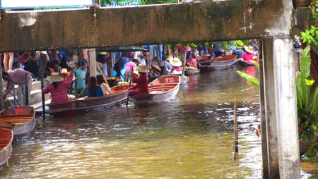 RATCHABURI,THAILAND-SEPTEMBER 26 : Unidentified People and Tourist on the boat tour Damneonsaduak Floating Market on September 26,2012 in Ratchaburi,Thailand.のeditorial素材