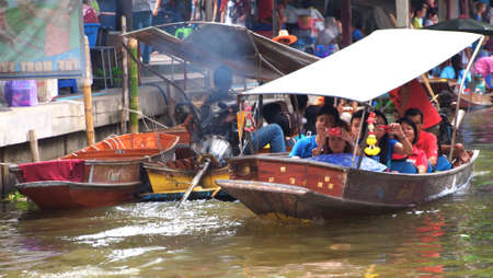RATCHABURI,THAILAND-SEPTEMBER 29 : Unidentified People and Tourist on the boat tour Damneonsaduak Floating Market on September 29,2012 in Ratchaburi,Thailand.のeditorial素材