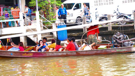 RATCHABURI,THAILAND-SEPTEMBER 30 : Unidentified People and Tourist on the boat tour Damneonsaduak Floating Market on September 30,2012 in Ratchaburi,Thailand.のeditorial素材