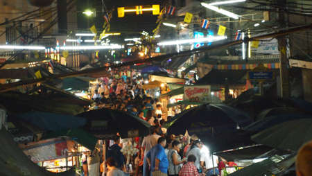 SAMUTSONGKHRAM,THAILAND-DECEMBER 1 : Unidentified People and Tourist at Amphawa Night Floating Market on DECEMBER 1,2012 in SAMUTSONGKHRAM,THAILAND.のeditorial素材