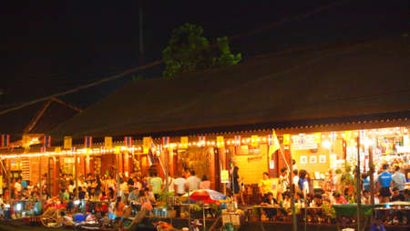 SAMUTSONGKHRAM,THAILAND-DECEMBER 1 : Unidentified People and Tourist at Amphawa Night Floating Market on DECEMBER 1,2012 in SAMUTSONGKHRAM,THAILAND.のeditorial素材