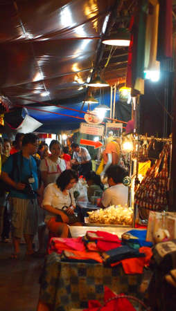 SAMUTSONGKHRAM,THAILAND-DECEMBER 1 : Unidentified People and Tourist at Amphawa Night Floating Market on DECEMBER 1,2012 in SAMUTSONGKHRAM,THAILAND.のeditorial素材
