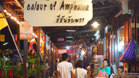 SAMUTSONGKHRAM,THAILAND-DECEMBER 1 : Unidentified People and Tourist at Amphawa Night Floating Market on DECEMBER 1,2012 in SAMUTSONGKHRAM,THAILAND.のeditorial素材