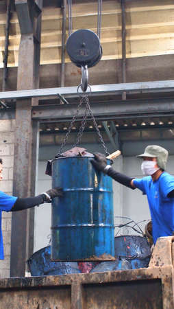 Bangkok,THAILAND-NOVEMBER 28 : Unidentified People Use Crane Move Garbage on NOVEMBER 28,2012 in BANGKOK,THAILAND.のeditorial素材