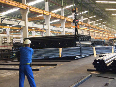 Bangkok,THAILAND-MARCH 27 : Unidentified People Use Crane Move Pipe Bundle on MARCH 27,2013 in BANGKOK,THAILAND.のeditorial素材