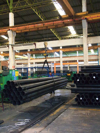 Bangkok,THAILAND-MARCH 27 : Unidentified People Use Crane Move Pipe Bundle on MARCH 27,2013 in BANGKOK,THAILAND.のeditorial素材