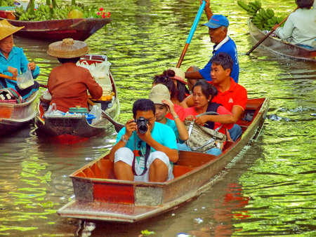 RATCHABURI,THAILAND-SEPTEMBER 15   Unidentified People and Tourist at Damneonsaduak Floating Market on SEPTEMBER 15,2013 in Ratchaburi,Thailand のeditorial素材