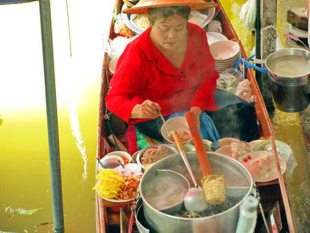 RATCHABURI,THAILAND-SEPTEMBER 15   Unidentified People and Tourist at Damneonsaduak Floating Market on SEPTEMBER 15,2013 in Ratchaburi,Thailand のeditorial素材