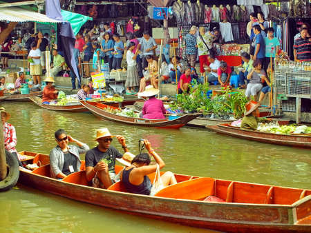 RATCHABURI,THAILAND-SEPTEMBER 15   Unidentified People and Tourist at Damneonsaduak Floating Market on SEPTEMBER 15,2013 in Ratchaburi,Thailand のeditorial素材