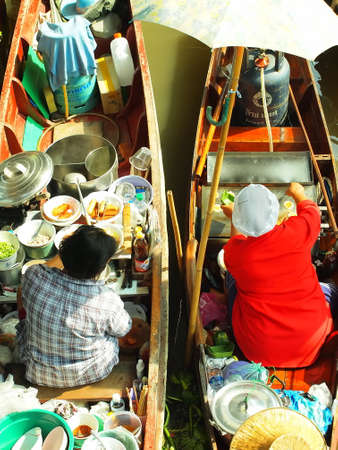 RATCHABURI,THAILAND-December 30 Unidentified People and Tourist at Damneonsaduak Floating Market on December 30,2013 in Ratchaburi,Thailandのeditorial素材