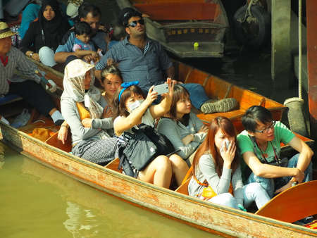 RATCHABURI,THAILAND-December 30 Unidentified People and Tourist at Damneonsaduak Floating Market on December 30,2013 in Ratchaburi,Thailandのeditorial素材