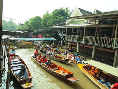 RATCHABURI,THAILAND-December 30 Unidentified People and Tourist at Damneonsaduak Floating Market on December 30,2013 in Ratchaburi,Thailandのeditorial素材